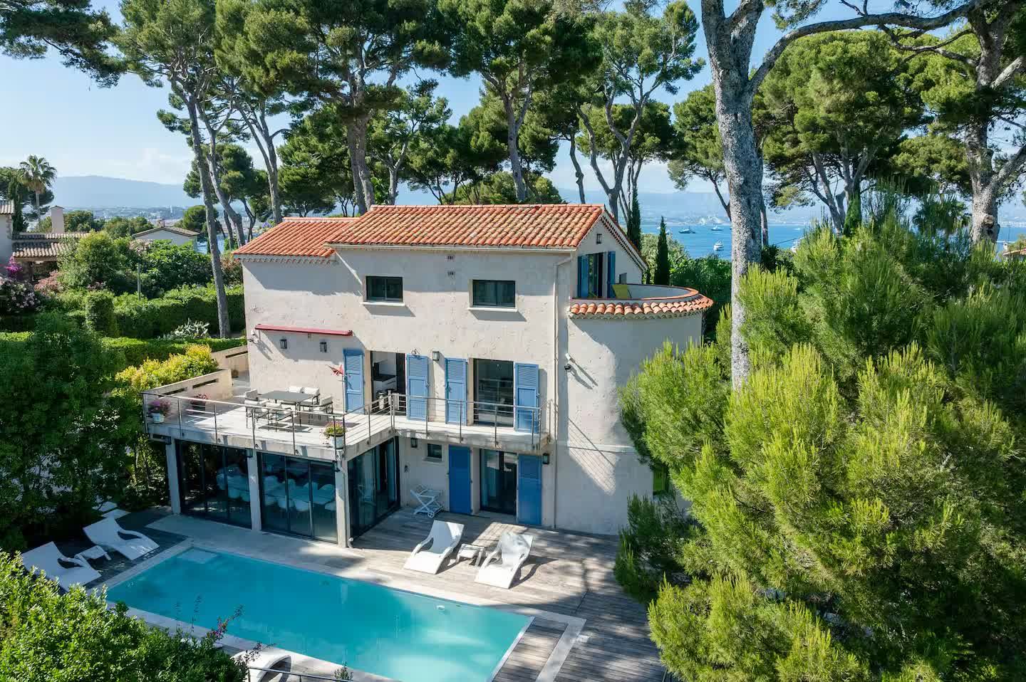 Vue d'ensemble de la villa et de la piscine dans les pins
