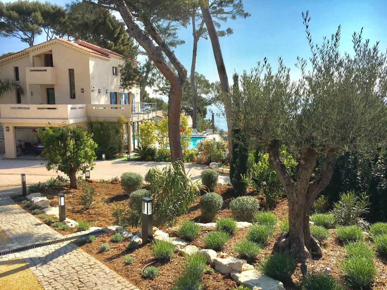Allée du jardin paysager vers la villa