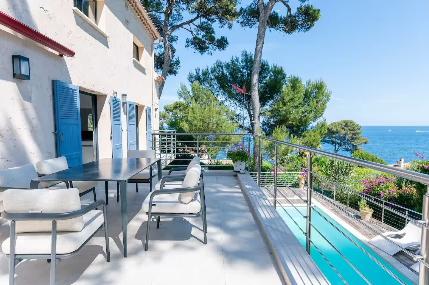 Terrasse repas face à la mer