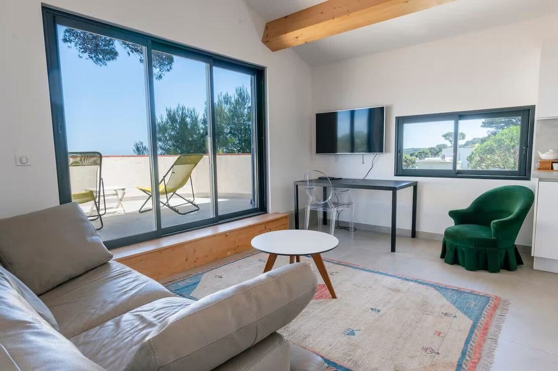 Salon du deuxième étage avec vue mer