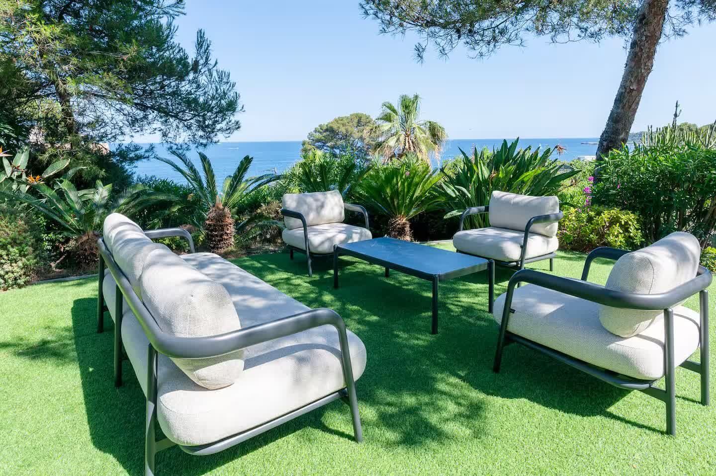 Salon extérieur sous les pins