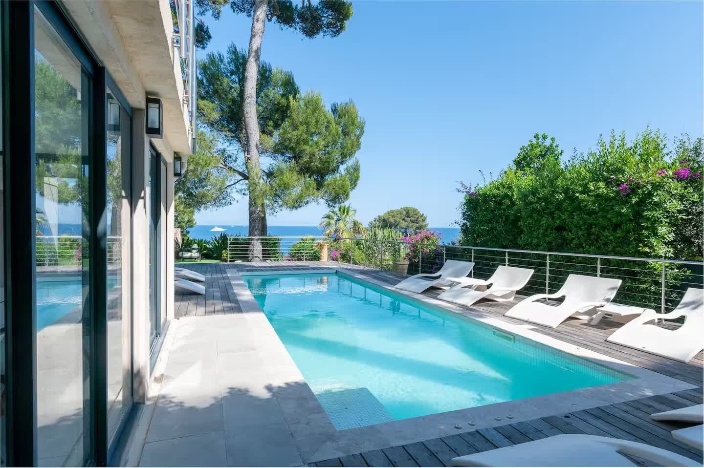 Piscine vue depuis la terrasse
