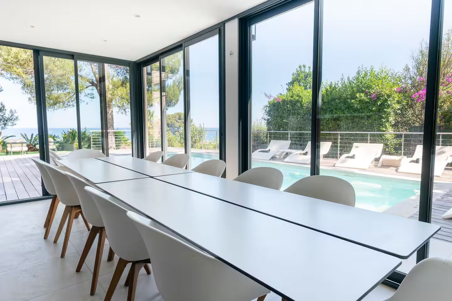 Salle à manger ouverte sur la piscine